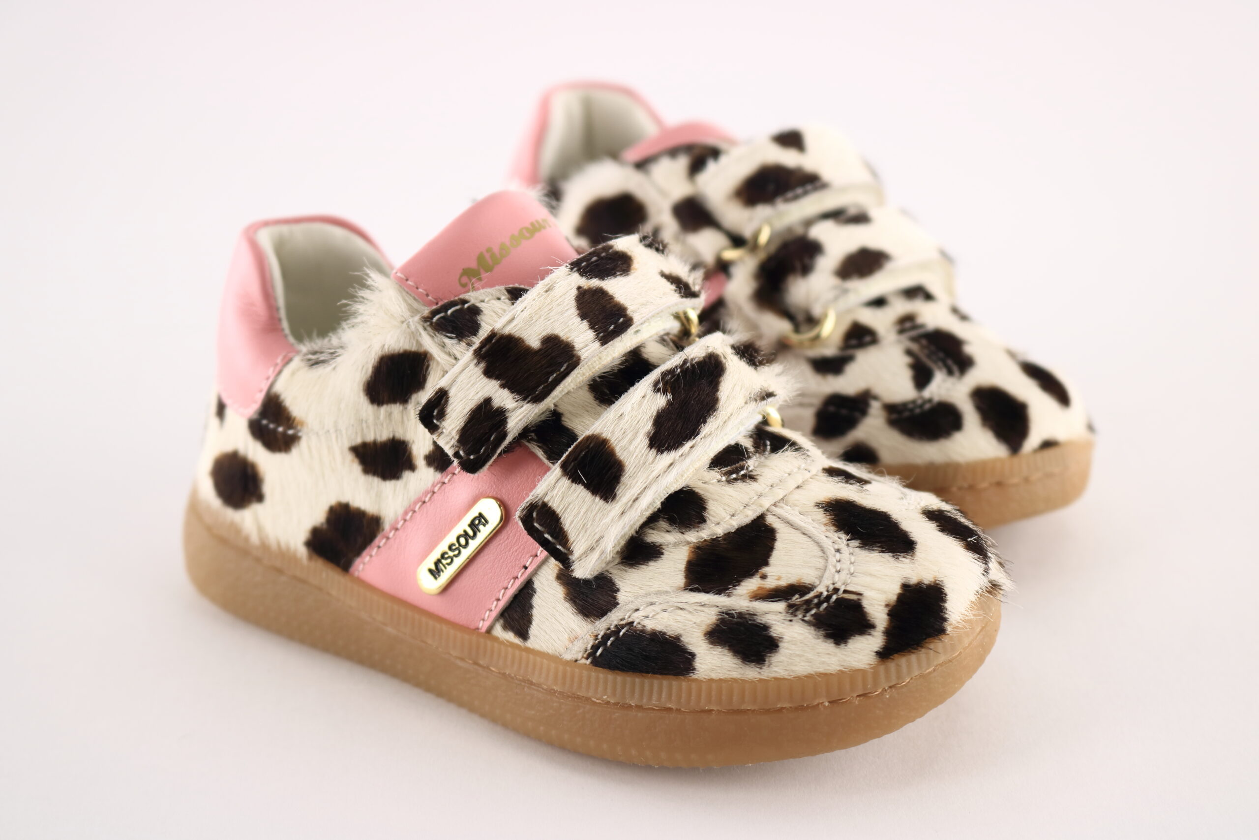 Missouri art. 2077 – Girls’ sneaker in pink leather and animal-print pony hair with double velcro strap and gum sole.