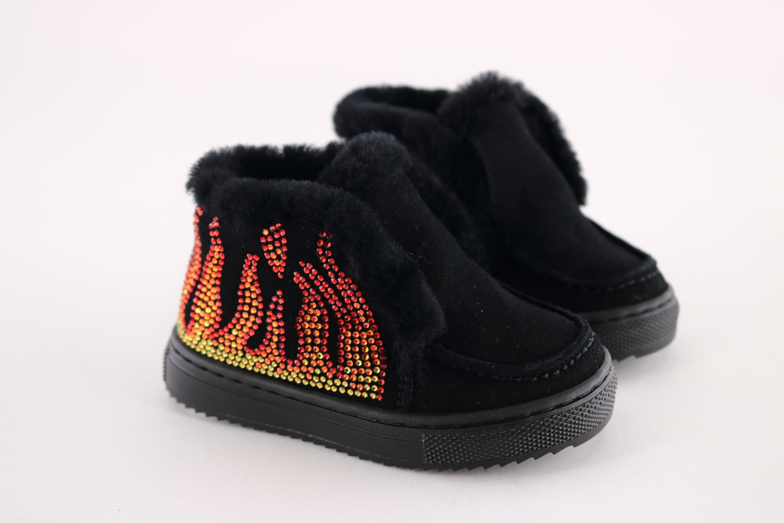 Missouri art. 2225A – Girls’ ankle boot in black suede with faux-fur trim and flame-design rhinestone application on the side.