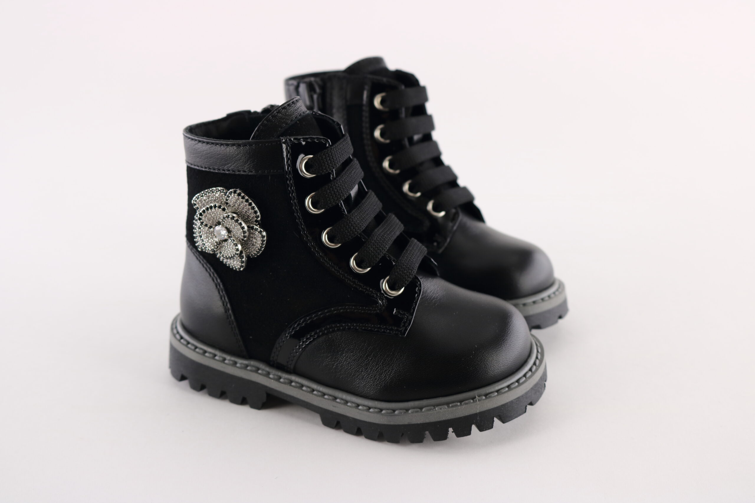 Missouri art. 2215 – Girls’ ankle boot in black leather with lace-up closure, side zip and jeweled flower application.
