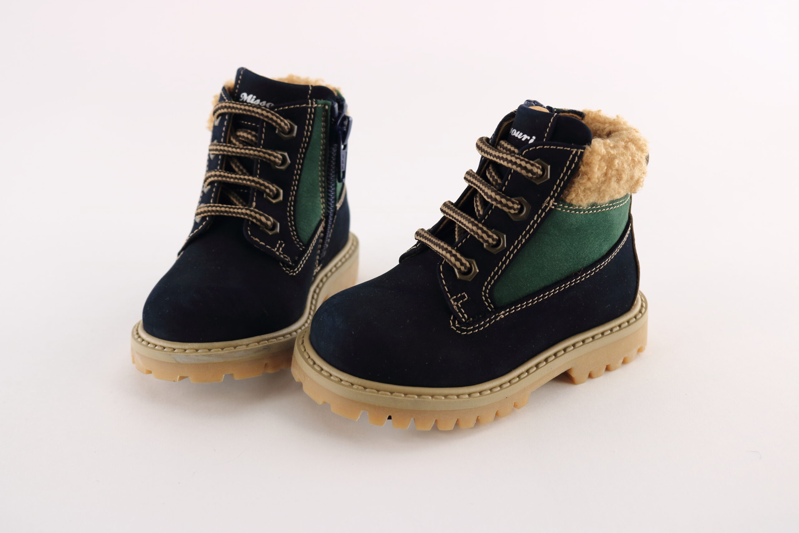 Missouri art. 4912F – Boys’ ankle boot in navy suede and green fabric with lace-up closure, faux-fur lining and gum sole.
