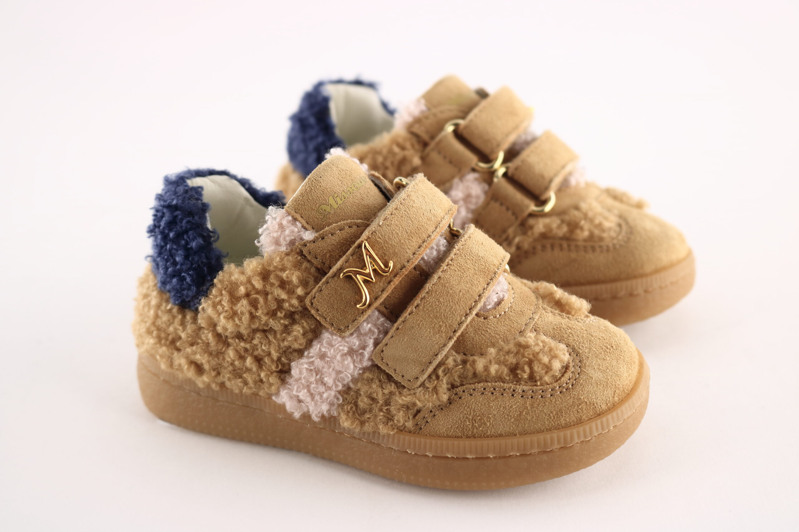 Missouri art. 2079 – Girls’ sneaker in beige suede and faux-fur with double velcro strap and “M” logo detail.