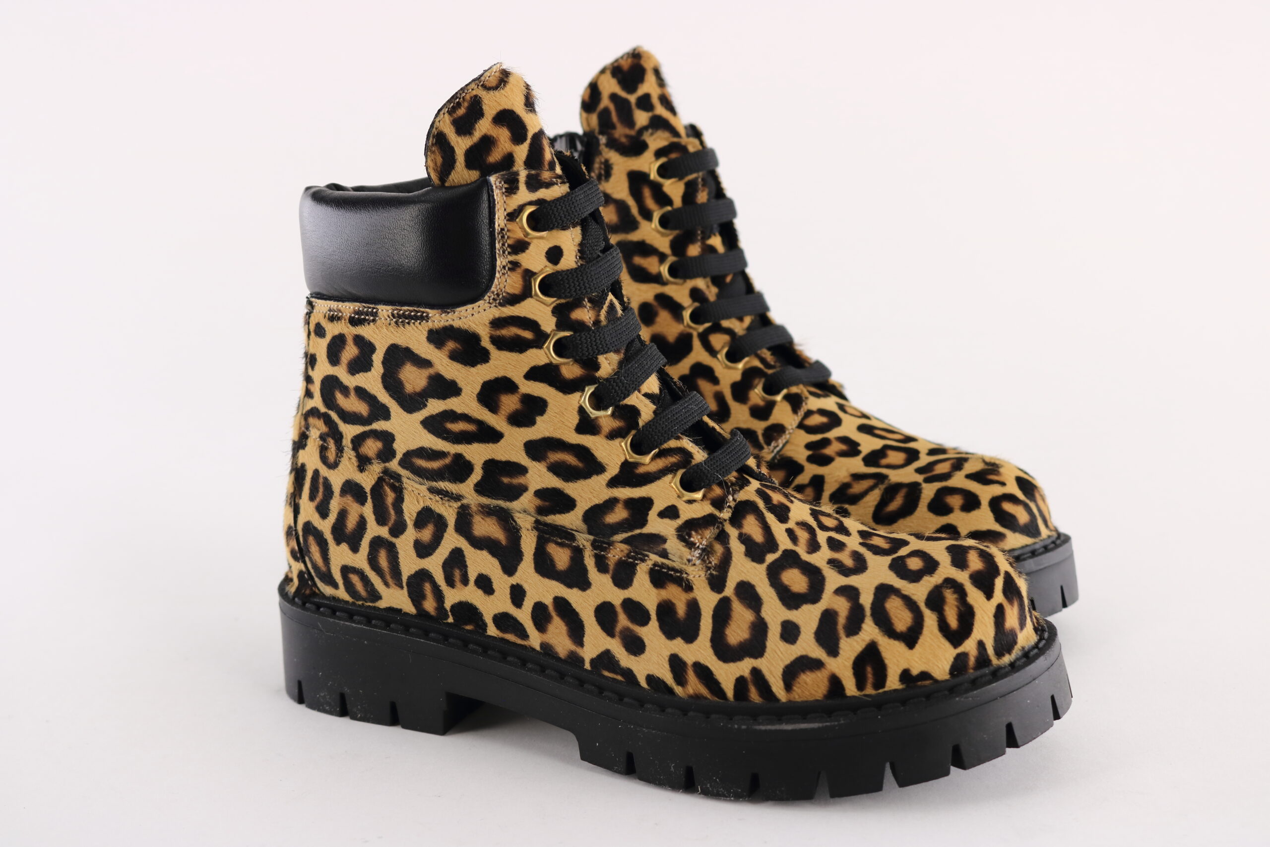 Missouri art. 86028 – Girls’ ankle boot in leopard-print pony hair with lace-up closure and black chunky sole.