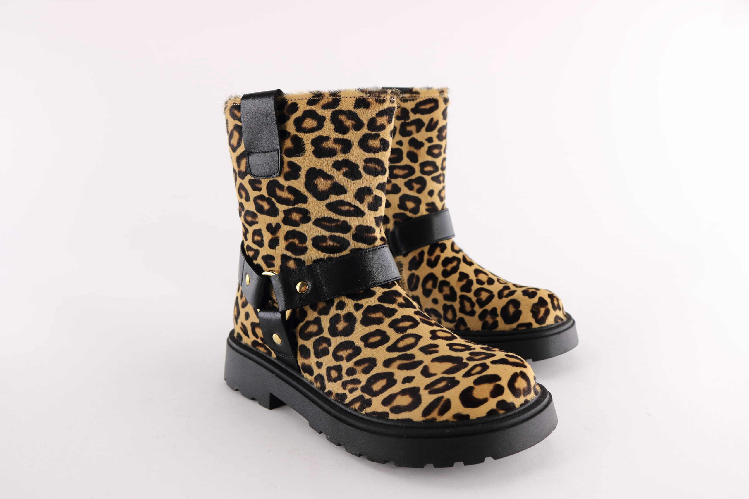 Missouri art. 86004A – Girls’ ankle boot in leopard-print pony hair with black leather strap and gold eyelet details.
