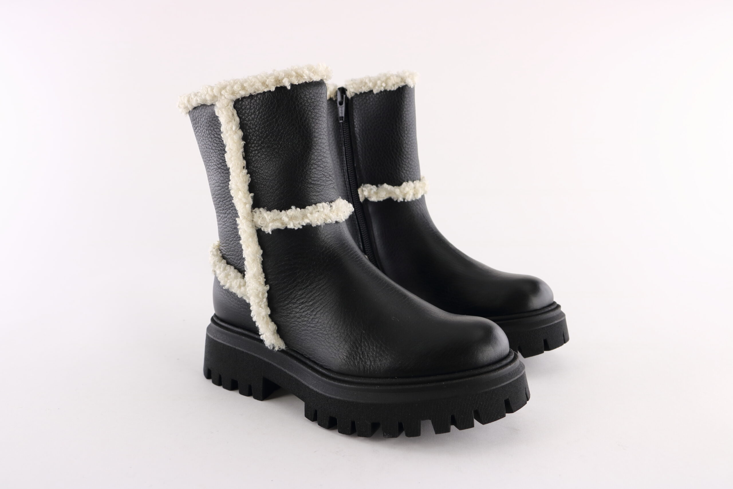 Missouri art. 86034 – Girls’ ankle boot in black leather with faux-fur trim and side zip.