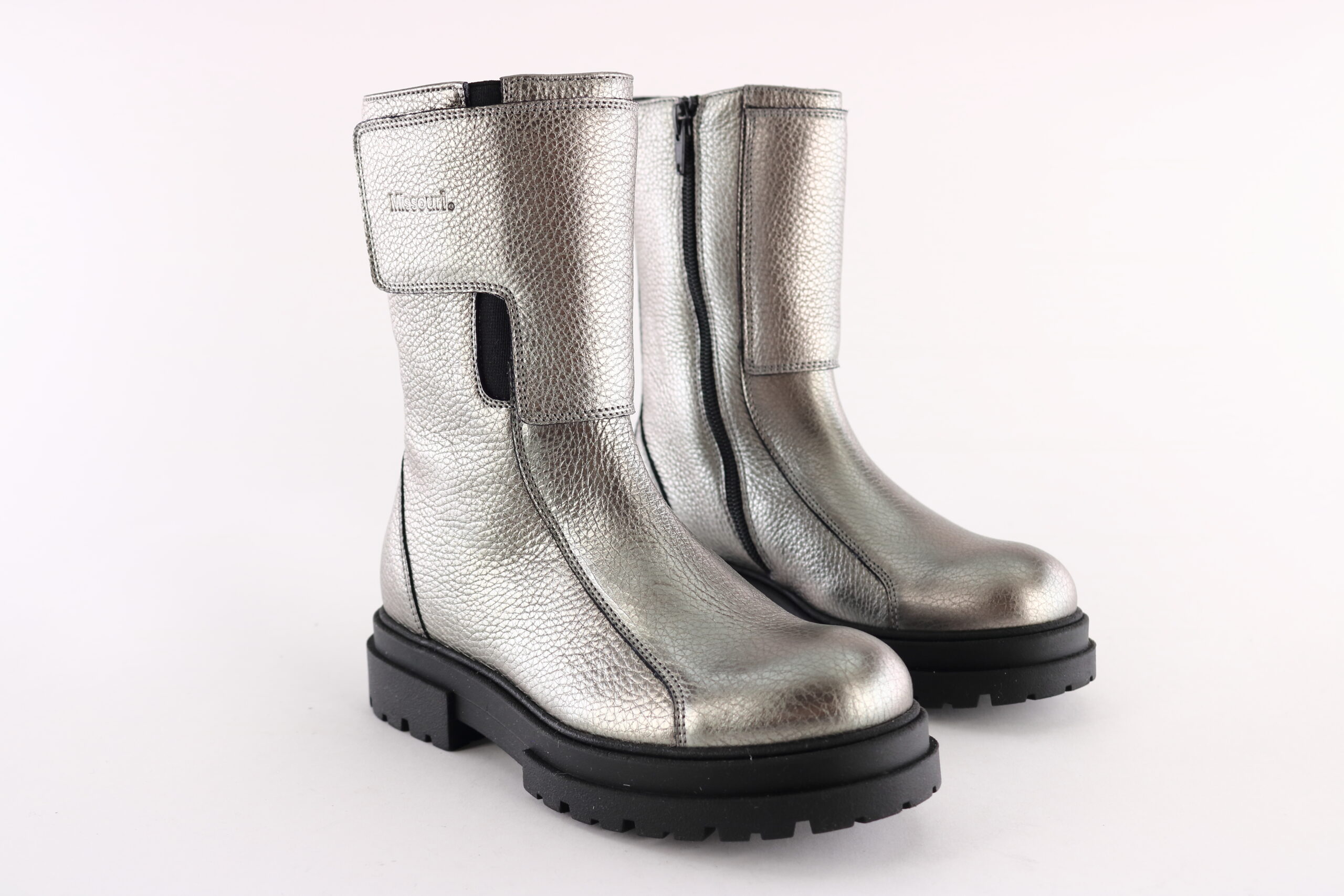 Missouri art. 86043B – Girls’ ankle boot in metallic silver leather with side zip and black chunky sole.