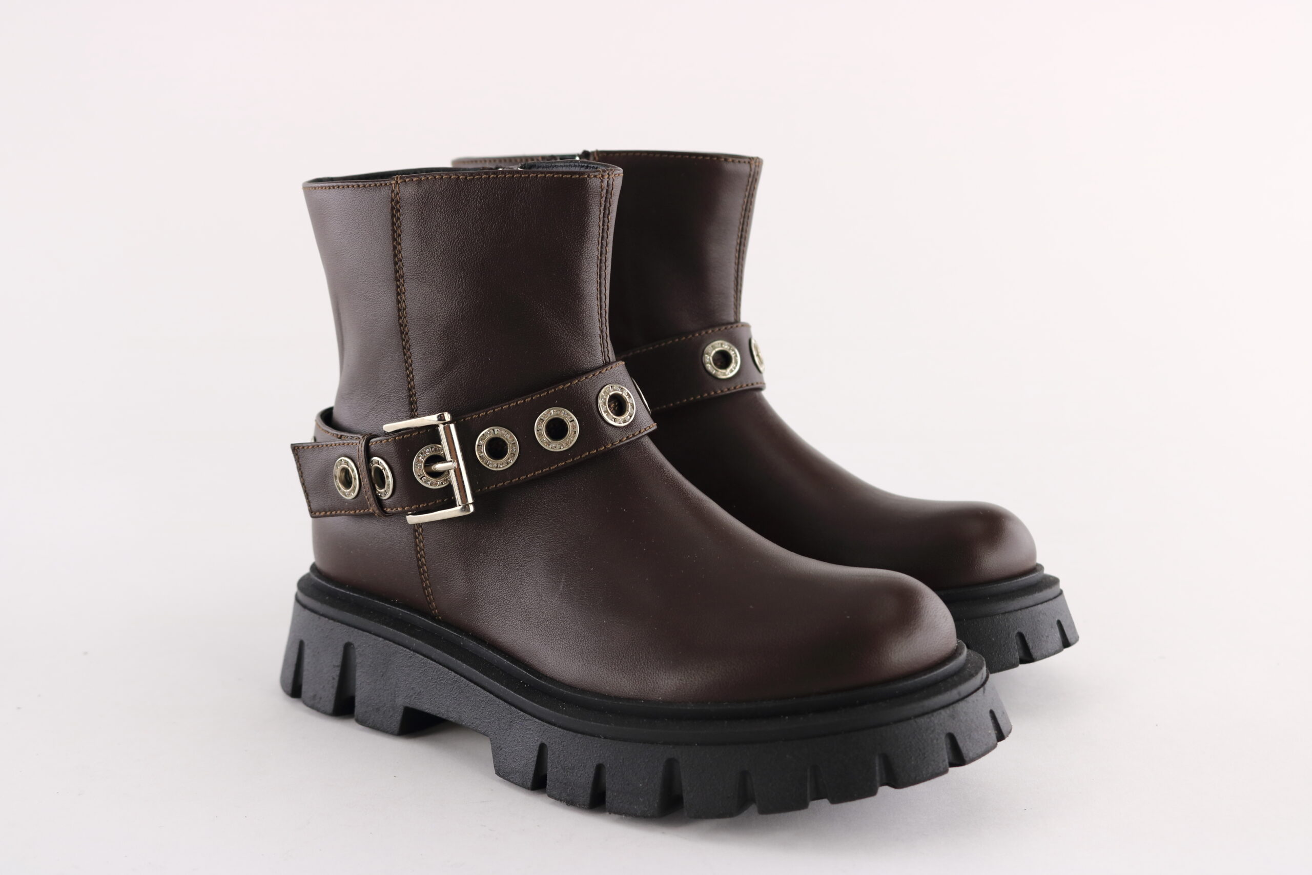 Missouri art. 86045 – Boys’ ankle boot in dark brown leather with buckle strap and eyelet details, black chunky sole.