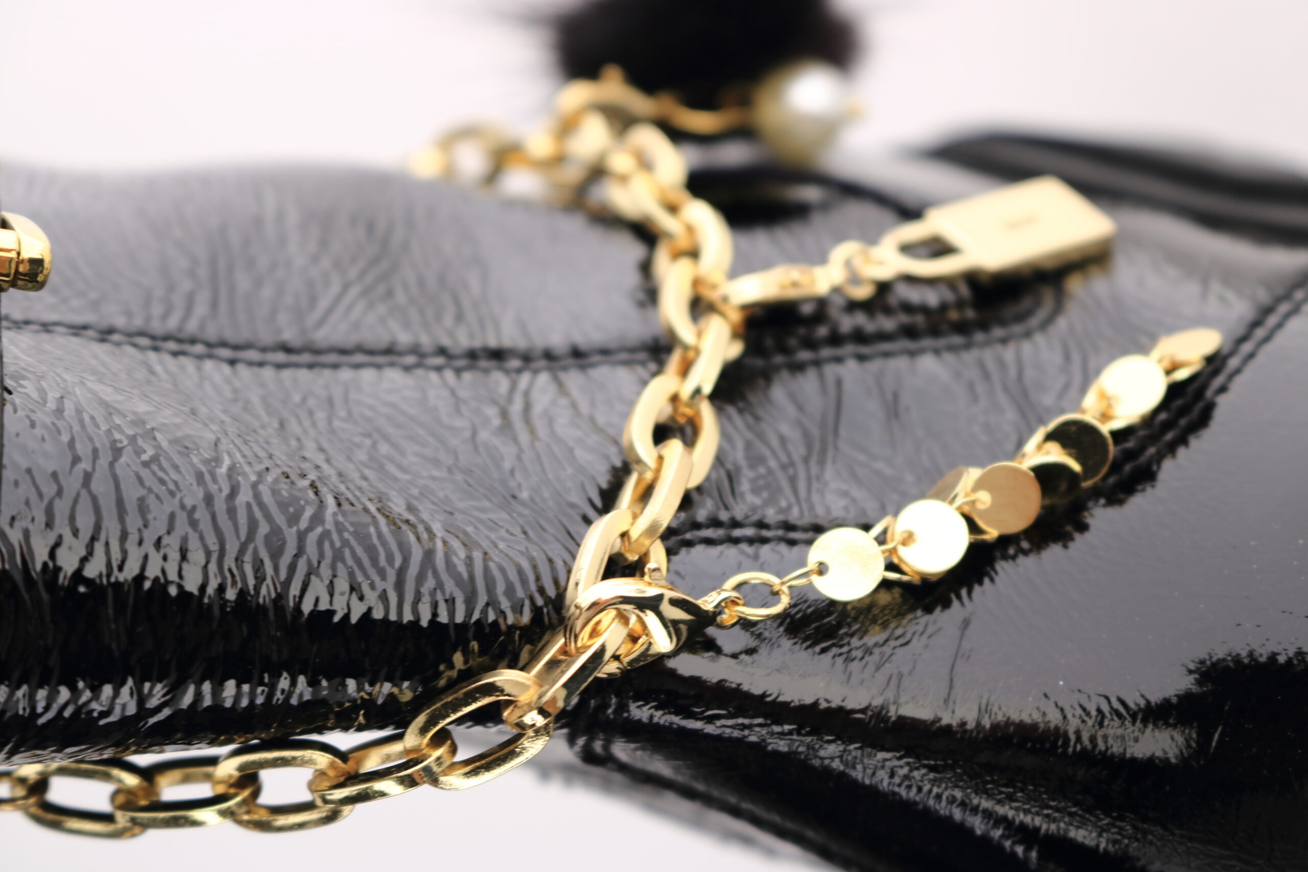 Missouri Fall Winter 2026/27 – patent ankle boot with gold chain
