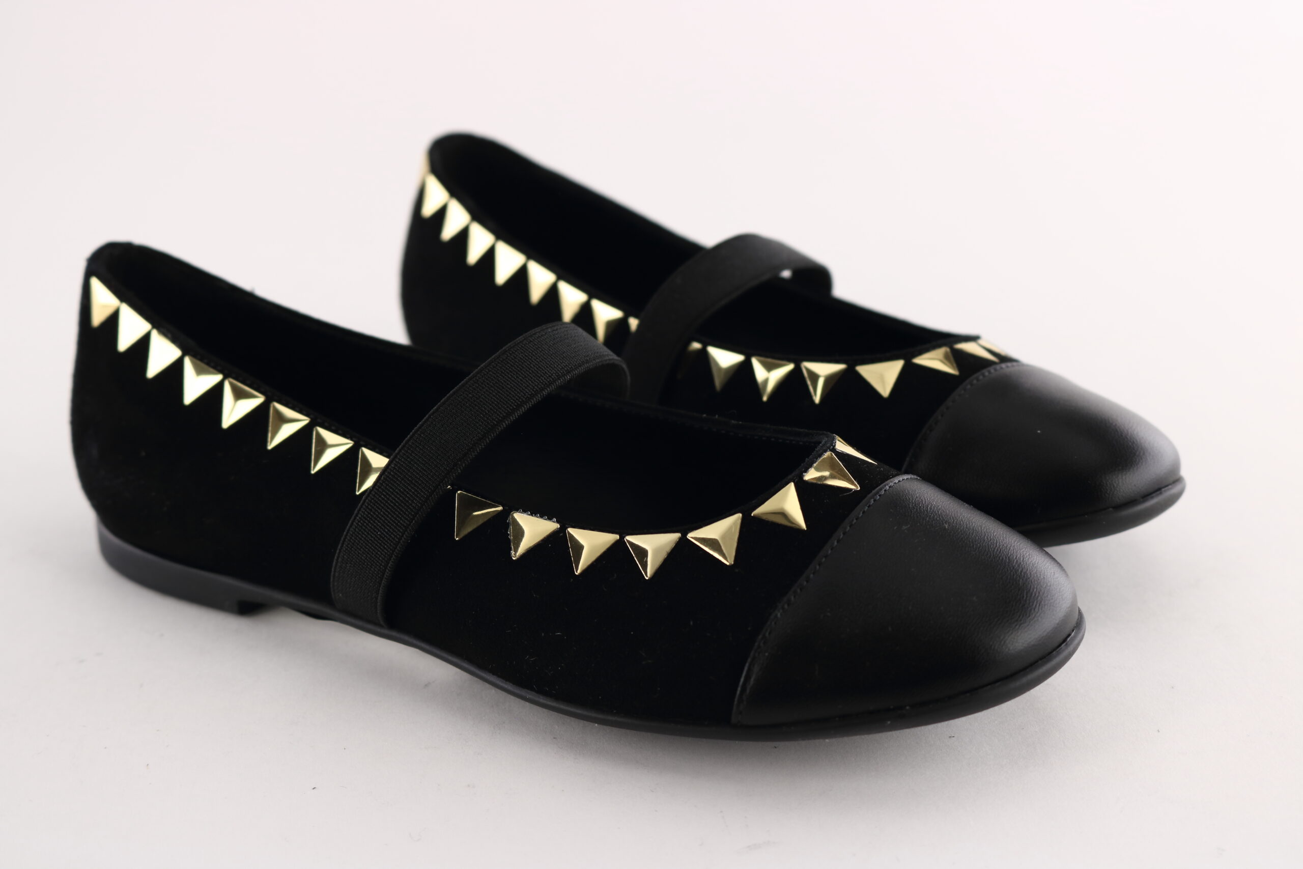 Missouri art. 77231 – Girls’ flat in black suede with elastic strap and gold studded trim.
