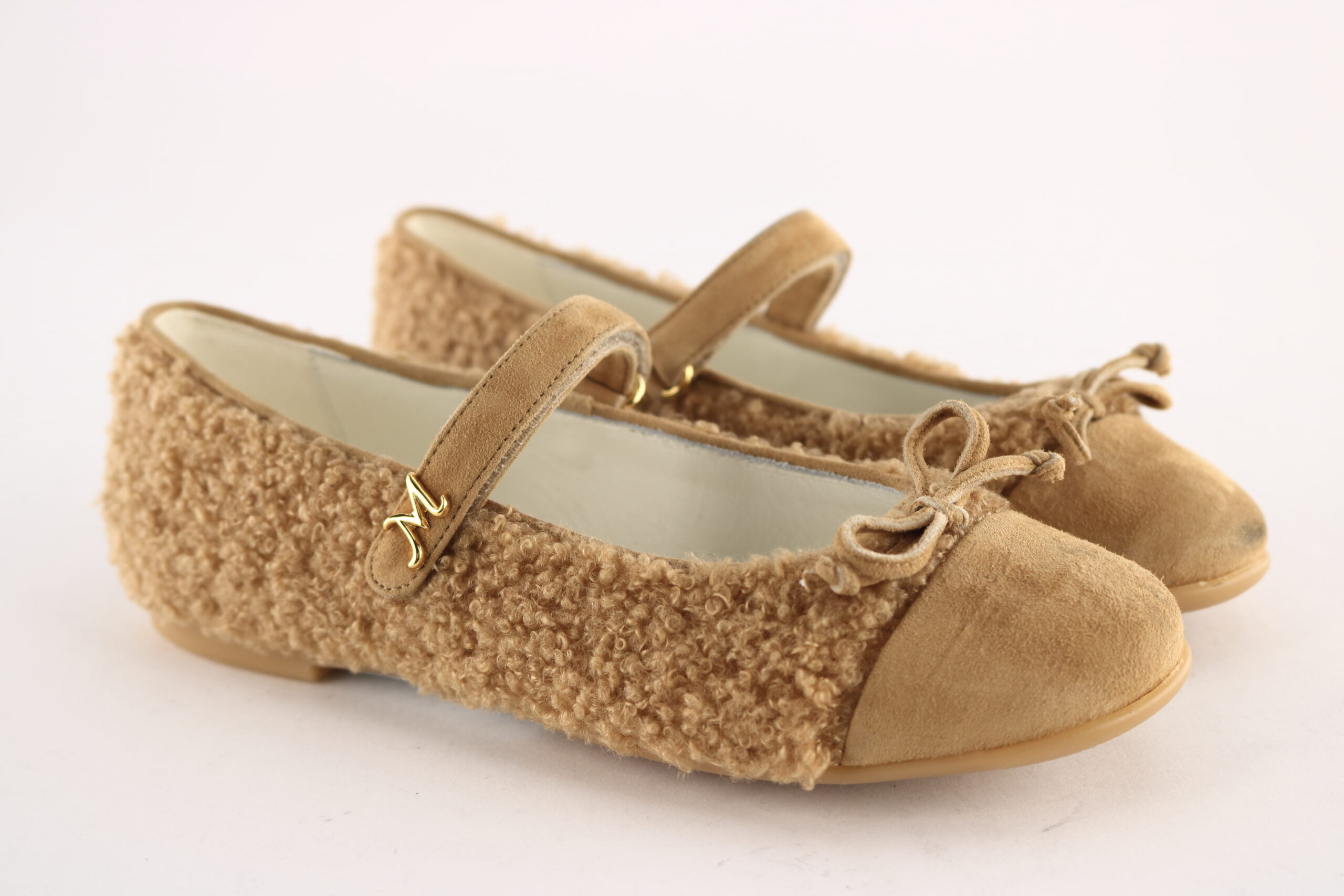 Missouri art. 77179O – Girls’ Mary Jane flat in beige faux-fur and suede with bow detail and gold “M” logo strap.