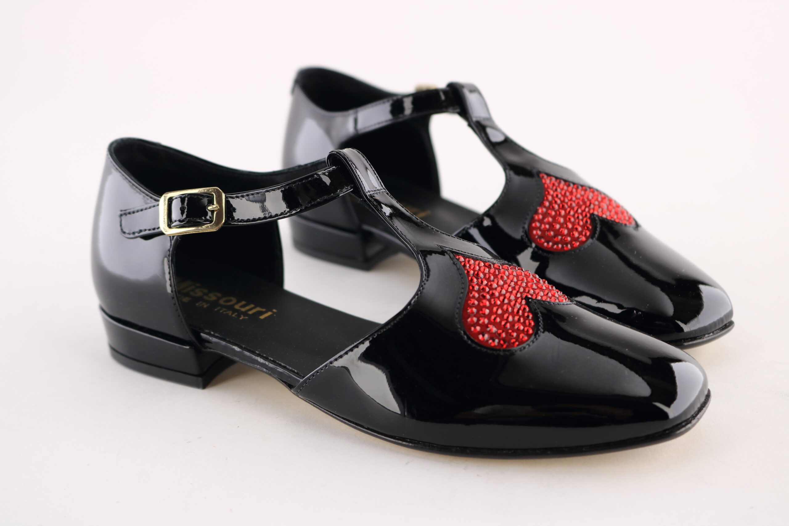 Missouri art. 77255 – Girls’ Mary Jane flat in black patent leather with red rhinestone heart application and gold buckle.