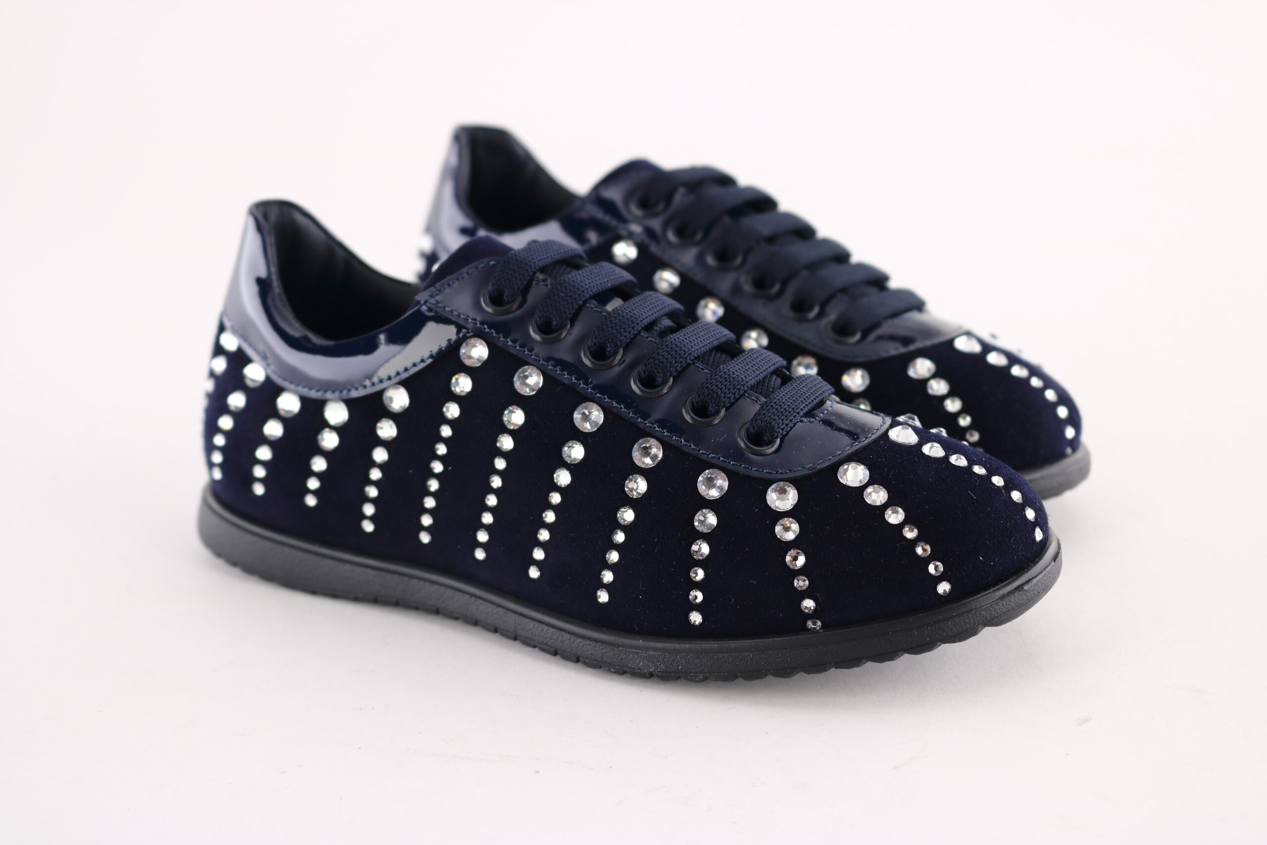 Missouri art. 77231 – Girls’ sneaker in blue velvet and patent leather with lace-up closure and rhinestone studded details.
