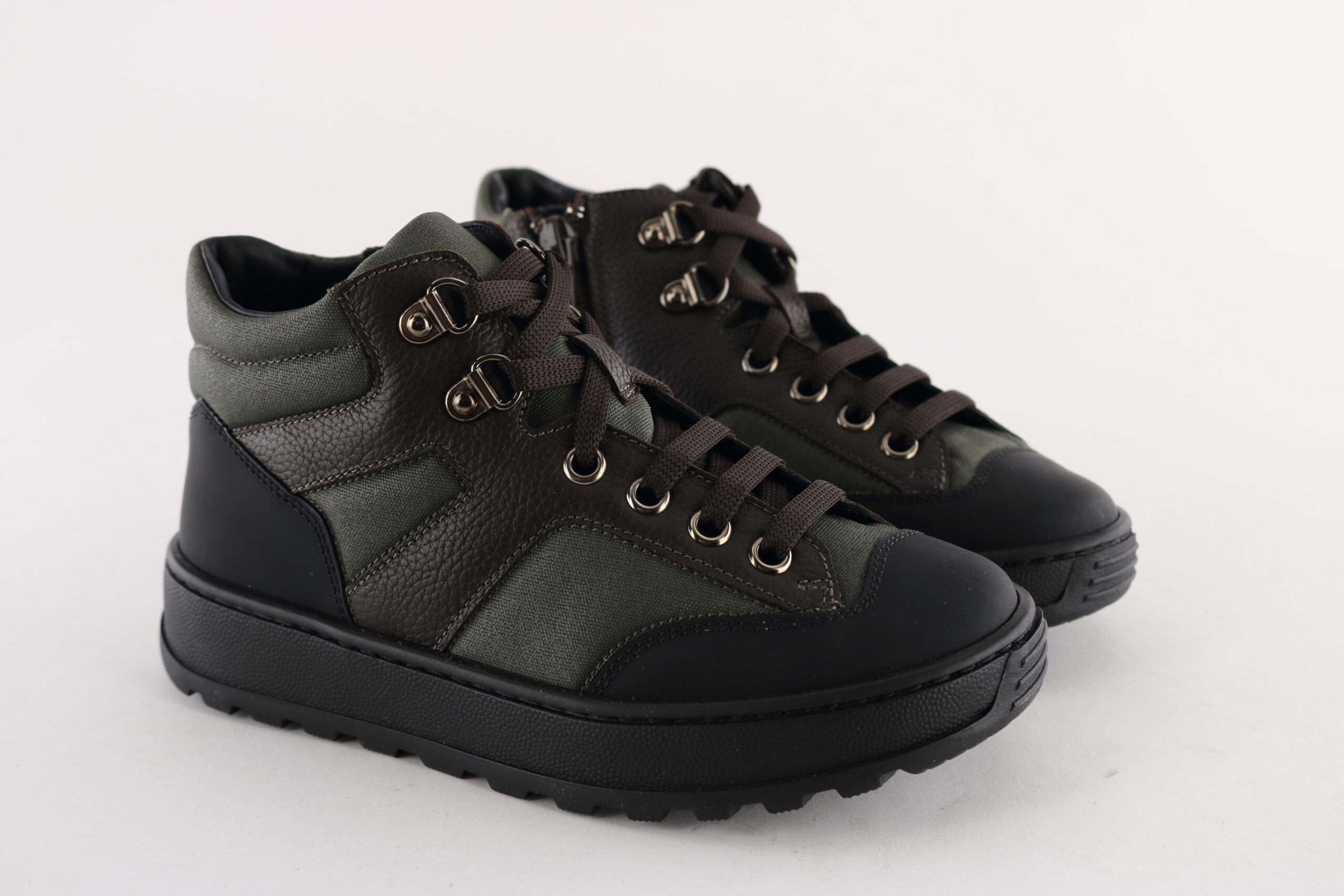 Missouri art. 41310A – Boys’ high-top sneaker in dark green technical fabric and black leather with brown lace-up closure, side zip and black rubber sole.