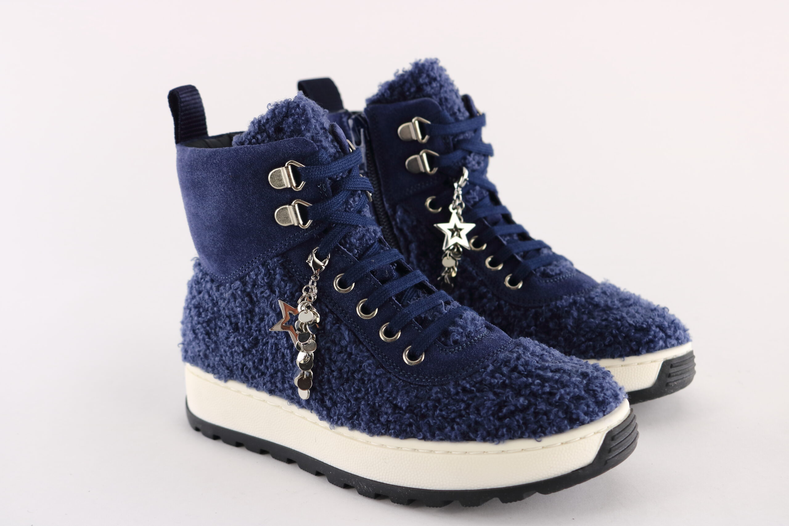 Missouri art. 86055 – Girls’ ankle boot in blue faux-fur and suede with lace-up closure, star charm and white platform sole.